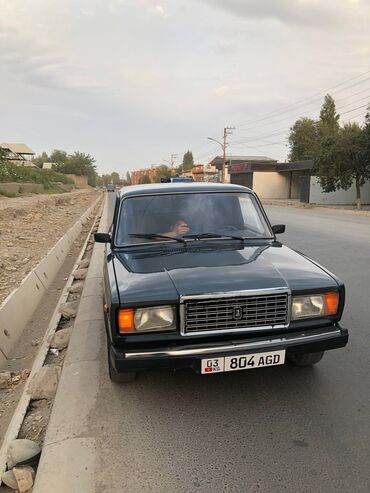 купить фары на ниву: Седан Lada 2107 темно-зеленого цвета. Автомобиль имеет классический