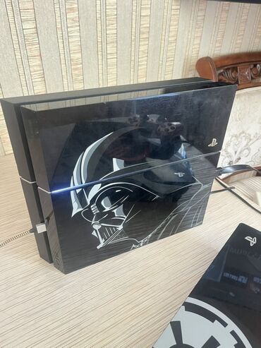 red dead redemption 2: Darth Vader mövzulu qara rəngli Sony PlayStation 4 oyun konsolu. Bu