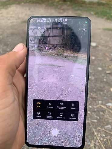 водяные: POCO X7 Pro, 256 ГБ - Дисплей: AMOLED с вырезом по центру под — 4