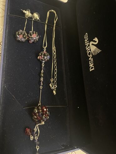 işlənmiş qizillar: Dəstə daxildir: Sırğa, Swarovski, 375 Əyar, 1 g