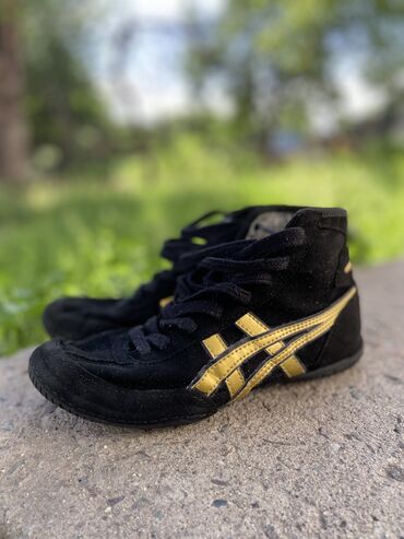 Спортивная форма: Продаю борцовки от фирмы asics tiger 🐅(Тайгер)в черно-золотом at lalafo.kg Спортивная форма: Продаю борцовки от фирмы asics tiger 🐅(Тайгер)в черно-золотом