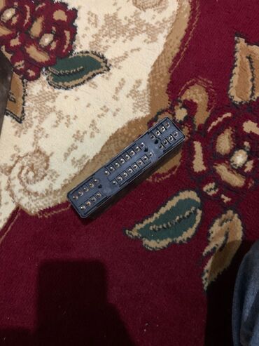 Maqnitofonlar: Bosch avtomobil maqnitofonu (head unit) üçün əsas blok və metal montaj — 6