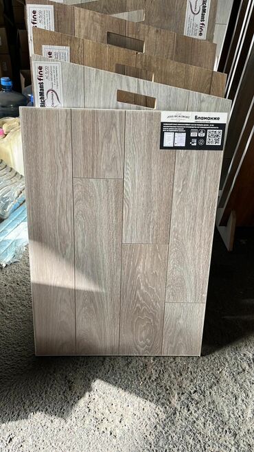 patdon taxta: Ağac teksturalı laminat döşəmə panelləri - Brend: JOSS BEAUMONT