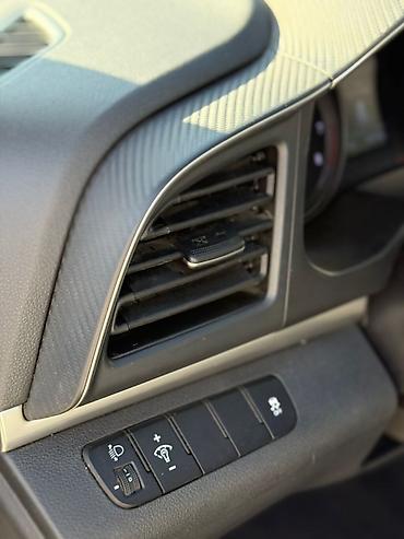 Hyundai: Hyundai Elantra — это стильный и экономичный седан, предлагающий — 9