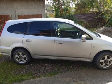 автомобиль хонда: Серебристый минивэн Honda Stream с тонированными задними стеклами