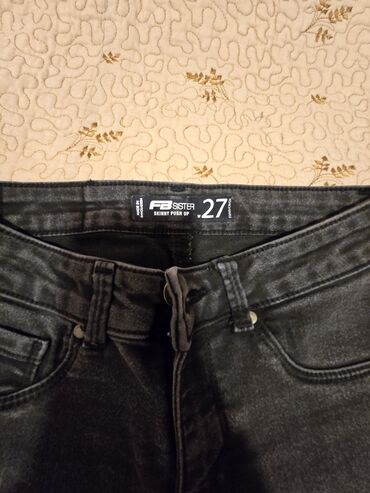 Qadın şalvarları: Bu dəstə müxtəlif üslublu dörd qadın şalvarı və bir qara ətək — 23