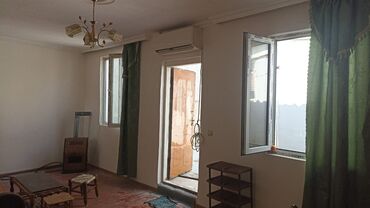 Гаражи: Zig yolunda Nargile kafesinnen bir avtobus dayanacağı arali,3 otagli