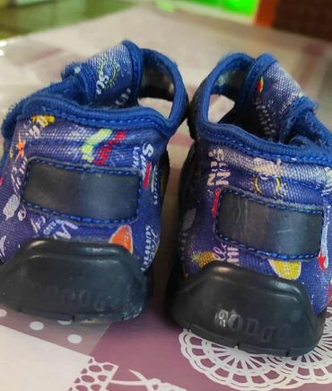 Čizme: - Dečje zimske čizmice, ljubičaste boje sa dezenom jelki. Bočni — 7