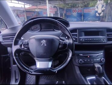 Peugeot: Crni Peugeot 308, kompaktan automobil pogodan za gradsku vožnju i duža — 8