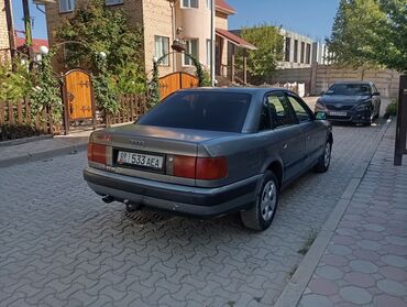 авто лизинг рассрочка: Седан Audi 100 серого цвета с классическим дизайном. Автомобиль