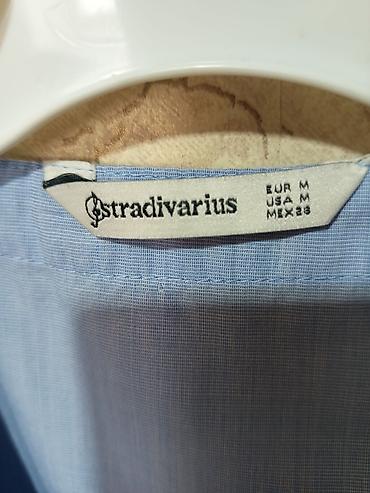 stradivarius farmerke: Stradivarius qadın bluzası - Model: qolsuz, V kəsimli - Rəng: açıq — 2