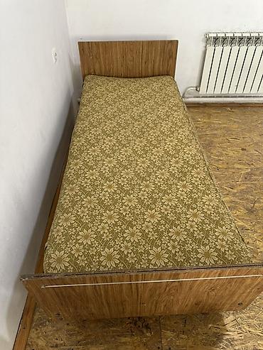 офисные мебели: Односпальная кровать с матрасом. Компактная кровать в классическом — 1