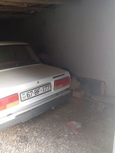 бампер на мерседес w210 в бишкеке: Ağ rəngli VAZ-2107 sedan avtomobili. Avtomobilin arxa hissəsi və