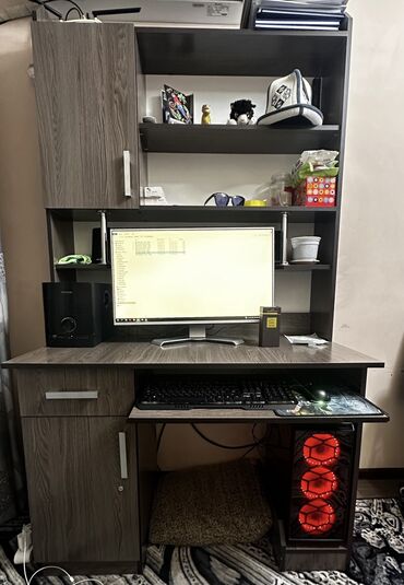 дачная мебель: Продаю компьютерный стол, вместе шкафчиком и шкатулкой, полный