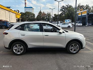 roewe ei6: Электромобиль кроссовер (5 дверей, 5 мест), светло‑серебристый цвет — 3