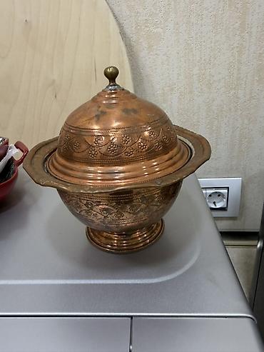 Mis qapaqlı bulaq/sini qabı – əl işidir - Material: döymə mis, iç