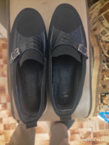 Kasalar: Ağ rəngli qalın dabanı olan, qara rəngdə unisex loaferlər. Ayaqqabının