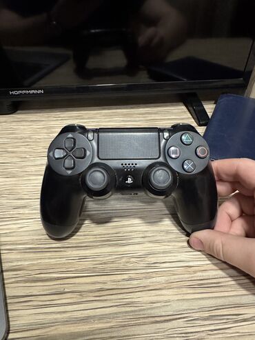 PS4 (Sony Playstation 4): Tam orginaldi radnoy usdunde gelendi ustada olmayib deyishen biryeri