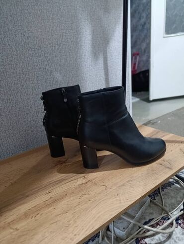 обувь женские бу: Ботинки и ботильоны Reuchll, 38, цвет - Черный