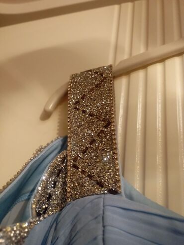 Ziyafət donları: Mavi rəngdə, uzun ziyafət/libas. - Model: Asimmetrik kəsimli, döş — 10