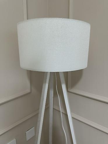 led isiqlar: Ağ rəngdə üçayaqlı torşer lampa - Minimalist dizaynlı, teksturalı ağ — 1