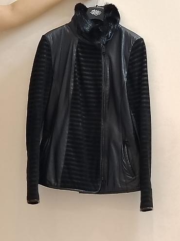 tuklu geyim: Qadınlar üçün qara qışlıq kürk-dəri kombinə edilmiş jaket. - — 2