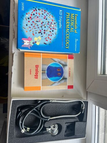 Другие медицинские товары: Медицинские книги и стетоскоп в хорошем состоянии Medical books and