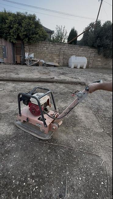 Benzinli vibrasiya lövhəsi (kompaktator)
3 ton vurur