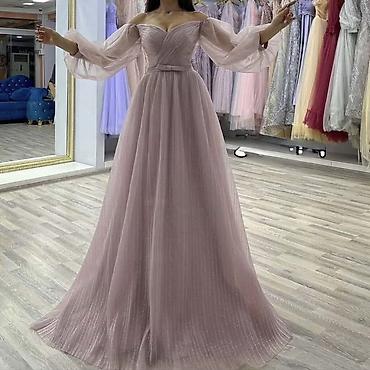 Qadın geyimləri: - Zərif pudra çalarında uzun ziyafət geyimi - Off-shoulder (çiyinlər — 1