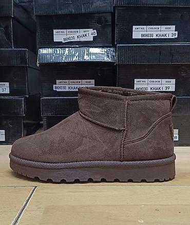 guess stikle: UGG kratke
36-41
Cena 2900 din — 5