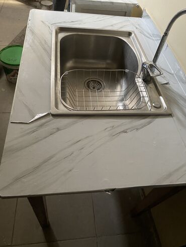 встроенная кухонная мебель для маленькой кухни: Продаю новую раковину встроенную в стол без смесителя с решеткой. Со