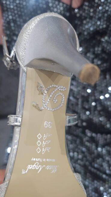 Kompleti: Set za svečane prilike: šljokičasta haljina + srebrne sandale - — 3