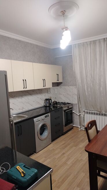 Binalar: Qaraçuxur qəsəbəsi.Neftcilər parkın yanı 2 otaqlı ev kira verilir.qaz — 14