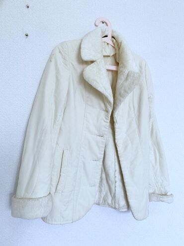 Демисезонные куртки: Продаю теплую осеннию,весеннию куртку,состояние хорошее,размер 44 46