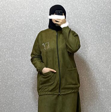 Dəstlər, kostyumlar: *Sport, Ətəkli Dəst.* *Parça: Nabuk.* *Ölçü: Standart: (38 40, 42, 44 — 7