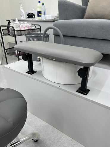 Другое оборудование для салонов красоты: Маникюрный стол Полки под лаки Лабораторный шкаф Шкаф под сухожар — 36