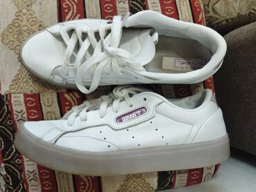 обувь белая: Продается кожаная кроссовка от фирмы Adidas. Привезли из Германии