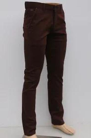 Pantalone: Muške pantalone u tamno braon boji, stilizovane kao čino pantalone — 15