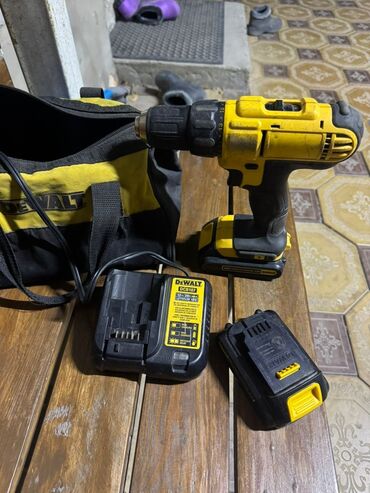 зарядник акумулятор: Аккумуляторный шуруповёрт DeWALT + комплект Состав набора: -