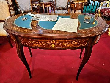 pomocni stocic za laptop: Elegantan francuski pisaći sto u stilu Louis XV/Louis XVI transition — 1