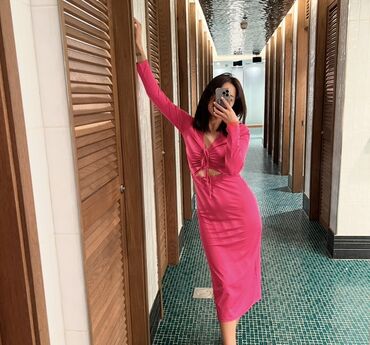 короткое трикотажное платье с длинным рукавом: Яркое женское платье миди цвета фуксия. - Приталенный силуэт, длина