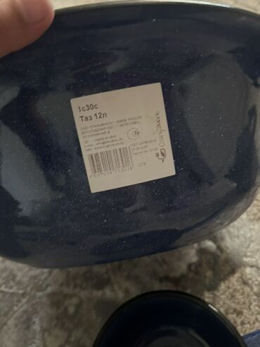 кол курош стол: Эмалированный чайник насыщенного синего цвета с декором в виде ягод и