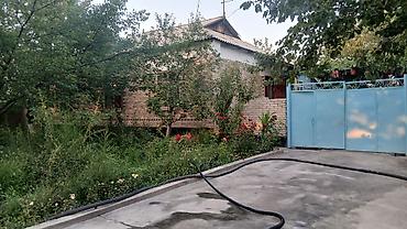 баня в токмоке: Продаётся одноэтажный кирпичный дом. Находится возле НАПРОТИВ — 3