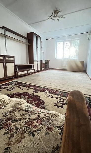 bed: Просторная светлая комната с мебелью и бытовыми удобствами. - Площадь — 1