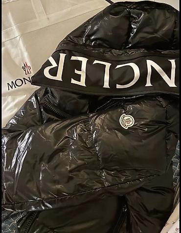 Пуховик Moncler женский, черный, глянцевый - Крой: объемный, с at lalafo.kg Пуховик Moncler женский, черный, глянцевый - Крой: объемный, с