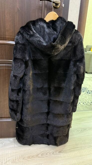 шуба трансформер: Шуба из натурального меха, темного оттенка (почти черный). - Модель