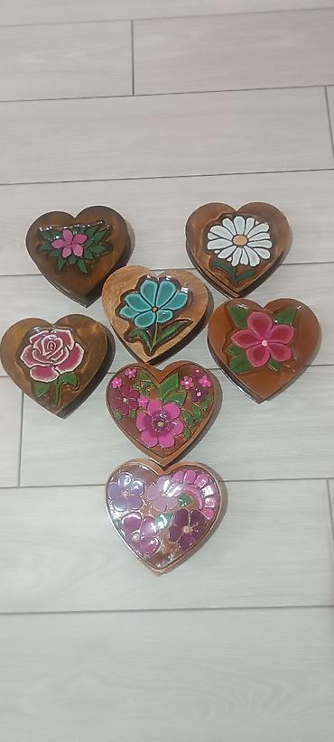 Шкатулки и подставки: Деревянные шкатулки в форме сердца с рельефной ручной росписью. - — 2