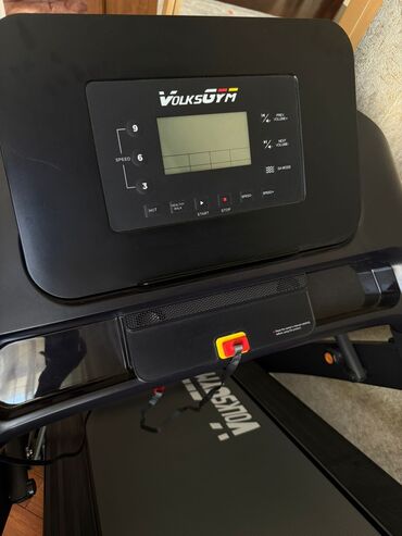 Nərdlər: Tezedi Volksgym brendinin qara rəngli qaçış aparatı. Bu qaçış aparatı
