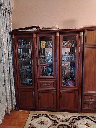 Bufetlər: Klassik üslubda vitrinli şkaf-bufet - Material: ağac teksturalı — 1
