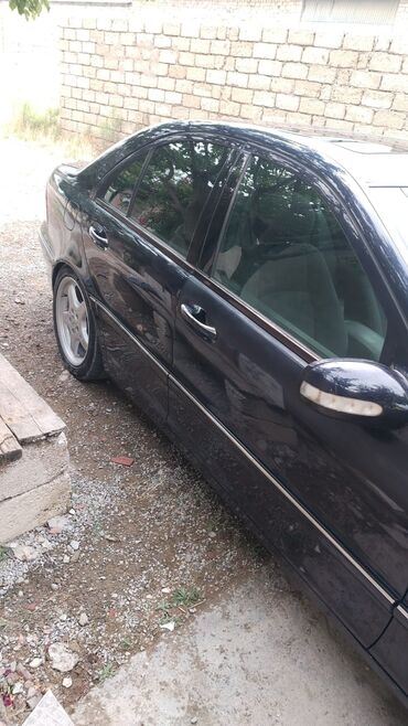 Mercedes-Benz: Qara rəngli, sedan kuzovlu Mercedes-Benz avtomobili. Təkərləri yüngül lalafo.az -da Mercedes-Benz: Qara rəngli, sedan kuzovlu Mercedes-Benz avtomobili. Təkərləri yüngül